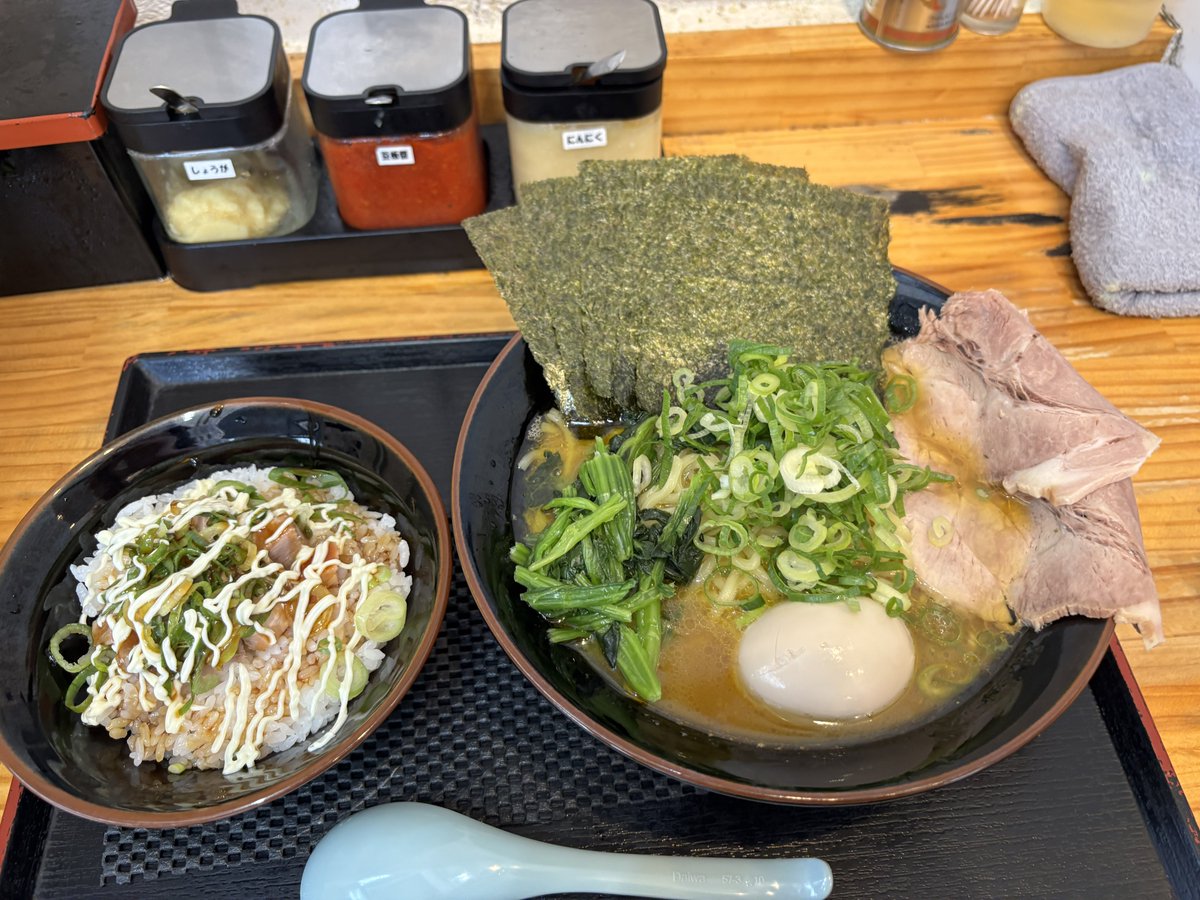 akiko_ruru's tweet photo. おはようございます🌞
練馬　見田家
特製ラーメン　中盛り
1100円
今日は珍しく朝ラーのリクエストがあり、こちらへ。
チャー丼はなんと無料❣️
旦那とシェアして頂きました。
コスパ良し、味良し、
ボリュームたっぷり。
美味しく頂きました。
ご馳走さまでした💯✨ https://t.co/uZaAqD80Ps