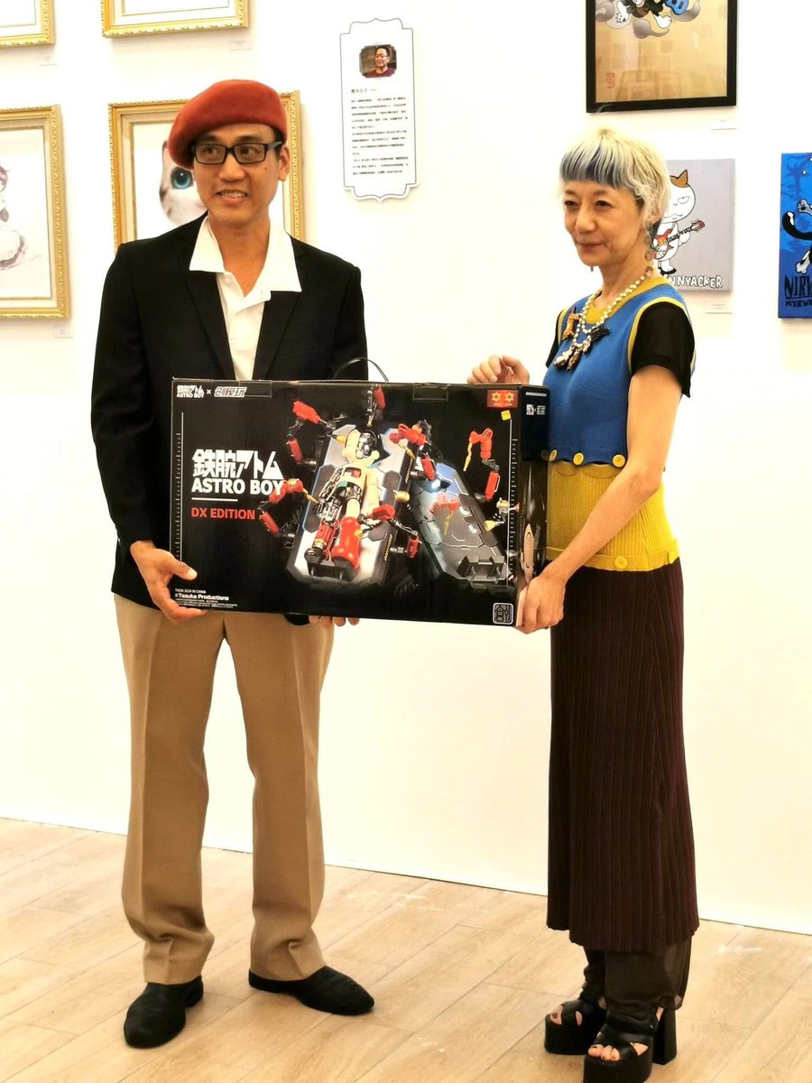 novapang's tweet photo. @musicrobita 
手塚るみ子先生との面会と、彼女たちにプレゼントの箱を贈るために、長い間準備しておりました！ https://t.co/VdPqQLWKv3