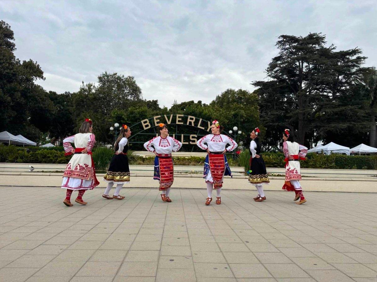 ConsulateBG_LA's tweet photo. 🇧🇬🇺🇸 За втора поредна година България бе част от Festival Beverly Hills! Благодарим на танцов състав „Хоротропци“ и художествения ръководител Веселка Василева за достойното представяне на българския фолклор и за това, че превърнаха участието ни в истински празник. 🌎💃 https://t.co/E8CzL4Osd5