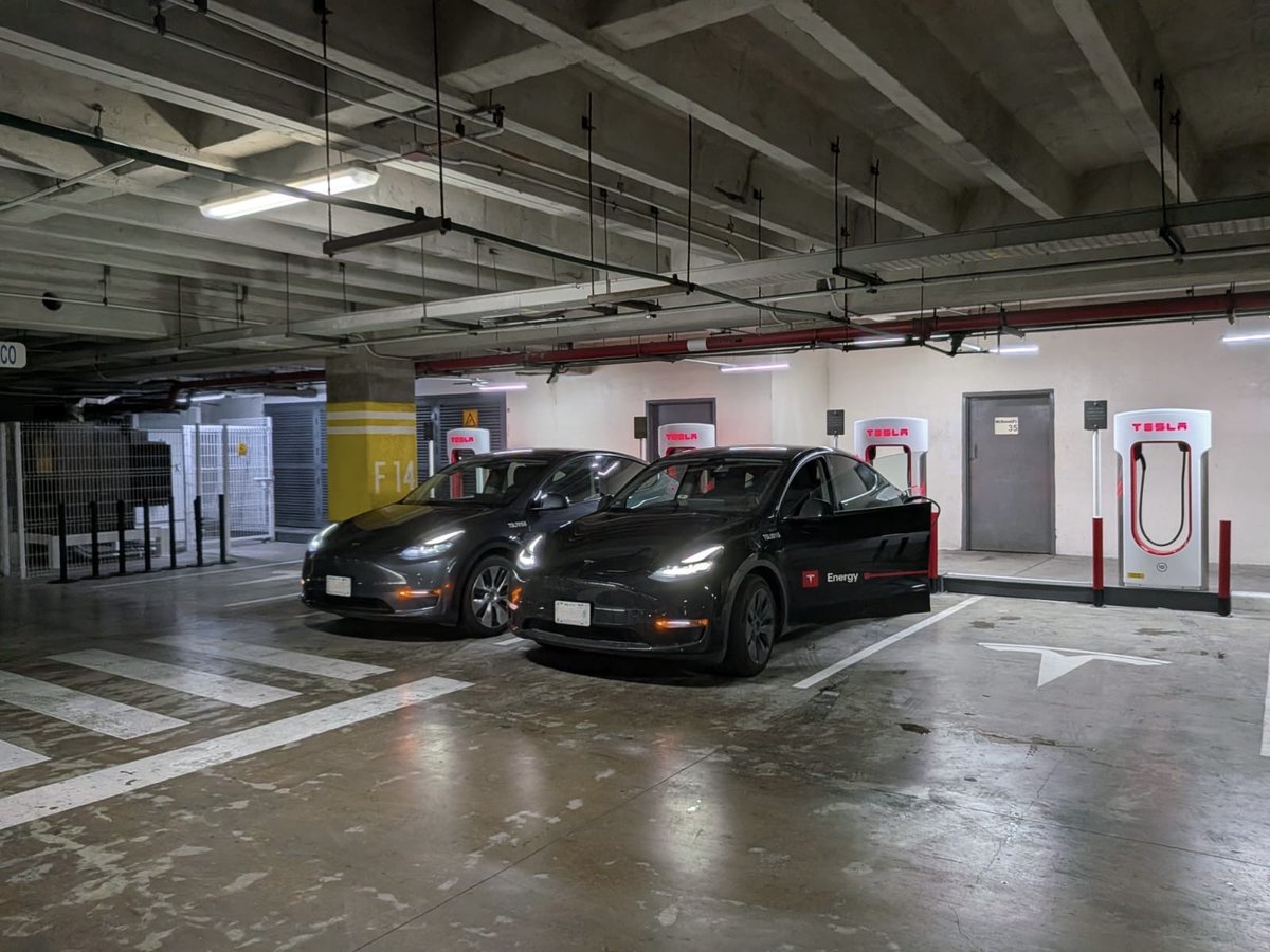 TeslaCharging's tweet photo. New Tesla Supercharger: Villahermosa, TAB (4 stalls) 
https://t.co/jsYh4hess6 https://t.co/B4YWrb7rkJ