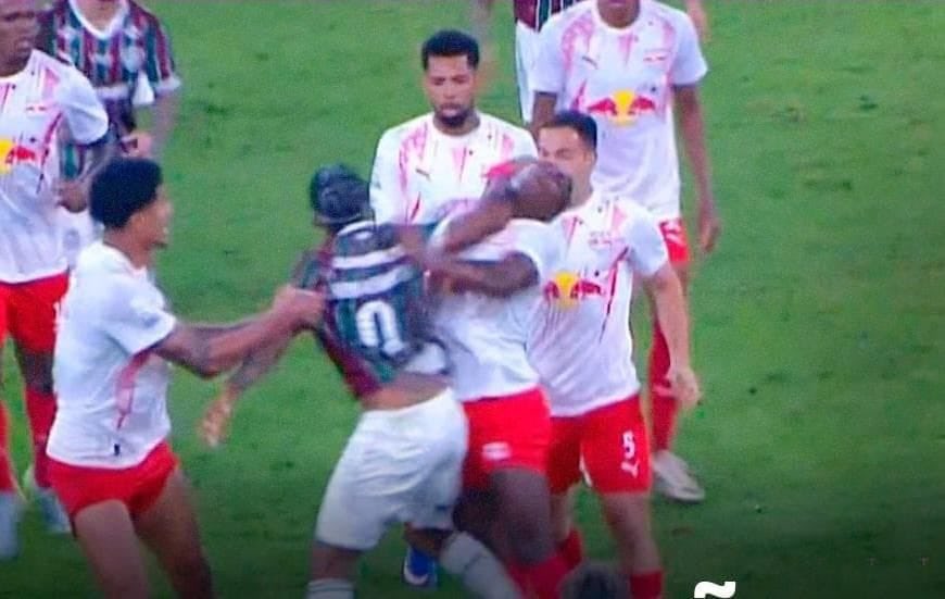 gabrielffc17's tweet photo. E pensar que essa aqui pode ser a última cena do JK com a camisa do Fluminense.

Diretoria doidinha pra mandar ele pra Itália. https://t.co/pxSrP6Mqt3