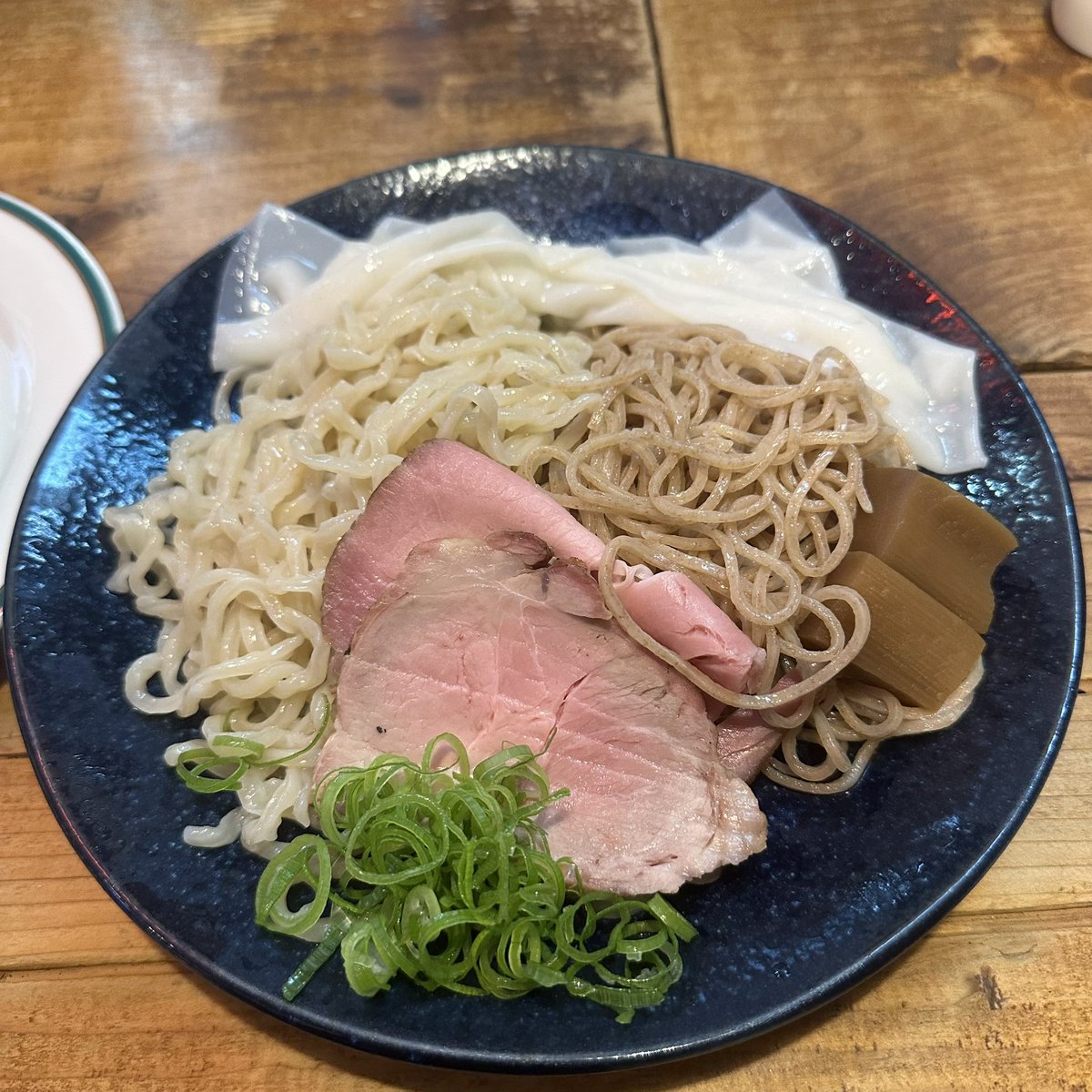 ra__meln's tweet photo. 麺屋 Somie's@福知山（7/5）

冷やしつけ麺
TP：割スープ

チュルツルモッチとコシ強いクネクネ麺🍜
香ばしく小麦の風味豊かな茶色麺🌾
魚介出汁もかかってる👌🏻

煮干の旨味にキレのある醤油つけ汁がめちゃ旨🐟
鶏の厚みがちゃんとあり、トロミあるから麺との絡みもバッチリ🐓

最高に美味しかった🌟 https://t.co/d7wwfGempo