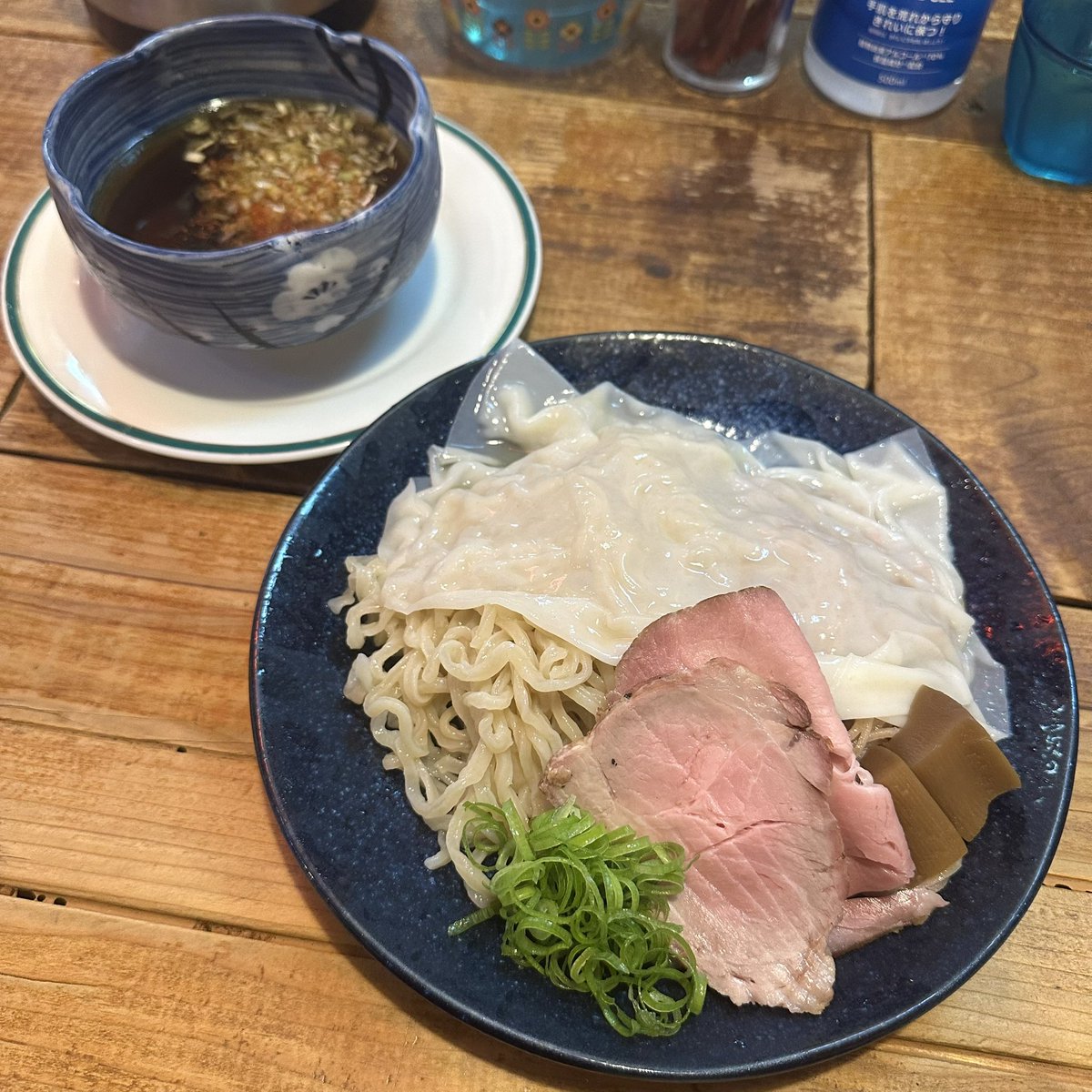ra__meln's tweet photo. 麺屋 Somie's@福知山（7/5）

冷やしつけ麺
TP：割スープ

チュルツルモッチとコシ強いクネクネ麺🍜
香ばしく小麦の風味豊かな茶色麺🌾
魚介出汁もかかってる👌🏻

煮干の旨味にキレのある醤油つけ汁がめちゃ旨🐟
鶏の厚みがちゃんとあり、トロミあるから麺との絡みもバッチリ🐓

最高に美味しかった🌟 https://t.co/d7wwfGempo