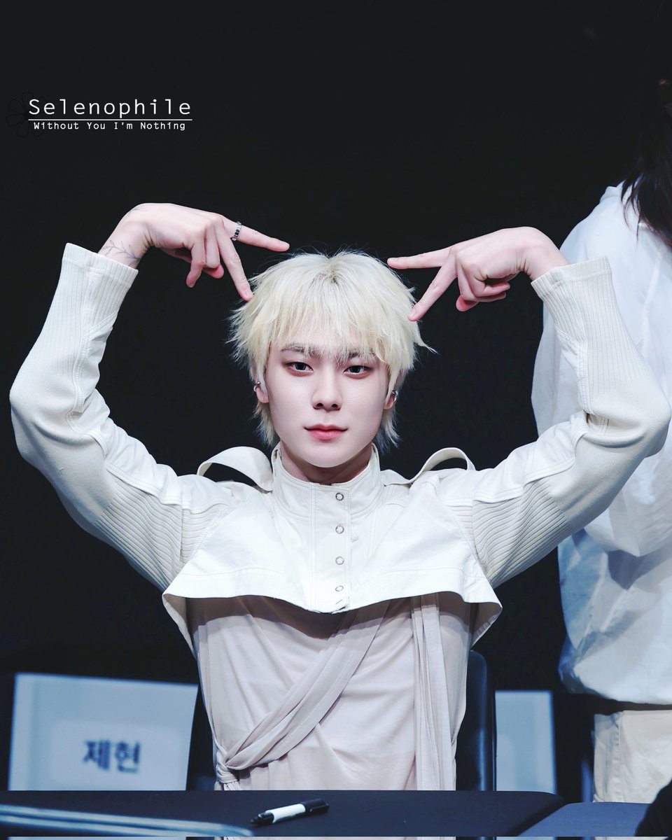 Selenophile_420's tweet photo. 202607

ᴍʏ ᴜɴɪᴠᴇʀsᴇ🌙

#오메가엑스 #OMEGA_X
#제현 #JEHYUN
#달을_사랑하는_사람 https://t.co/C7ALOuRxoW