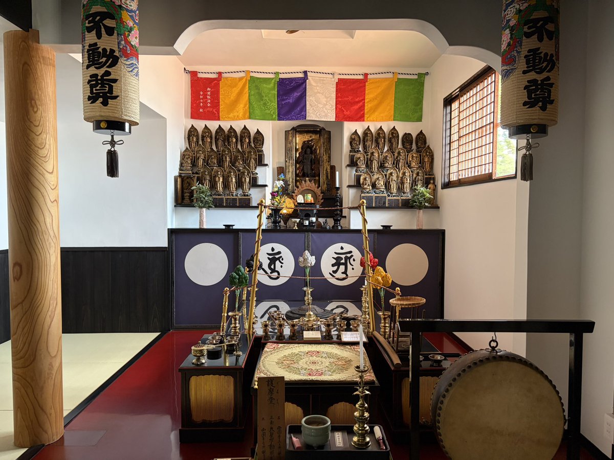 hidasenkoji's tweet photo. 改修を進めていた不動堂（護摩堂）が完成し、総代・工事関係者が同席して落慶が行われました。
お祀りする不動明王と三十三観音は明治時代の尊像。
壁や床、天井、排煙設備が新しくなり、真ん中に大きな欅の柱が道場を支えます。護摩祈祷の火を横から拝める素晴らしい道場になりました。 https://t.co/ccDTf35ktg