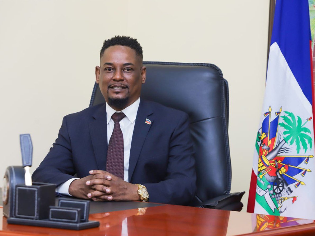 postlakay's tweet photo. Quatre mois après sa prise de fonction au ministère des Affaires sociales et du Travail, le ministre Marc-Elie Nelson poursuit la mise en œuvre de ses priorités. Il réaffirme son engagement à servir la population avec rigueur et responsabilité. #PostLakay🔵🔴 https://t.co/8VU3dksUAx