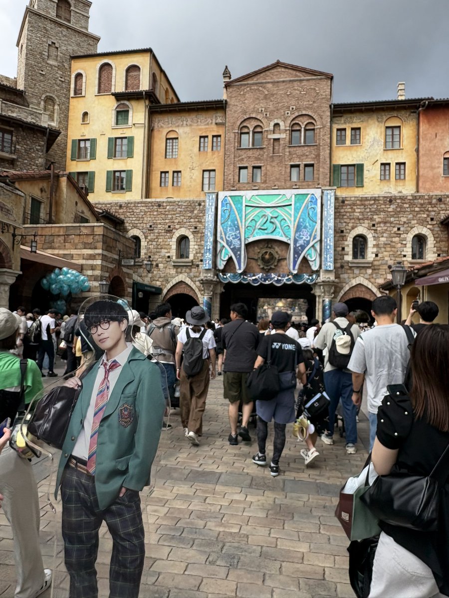 molmol337's tweet photo. ディズニーだよオーイシさん！
制服ディズニーだ🥰 https://t.co/BpUrCVy410