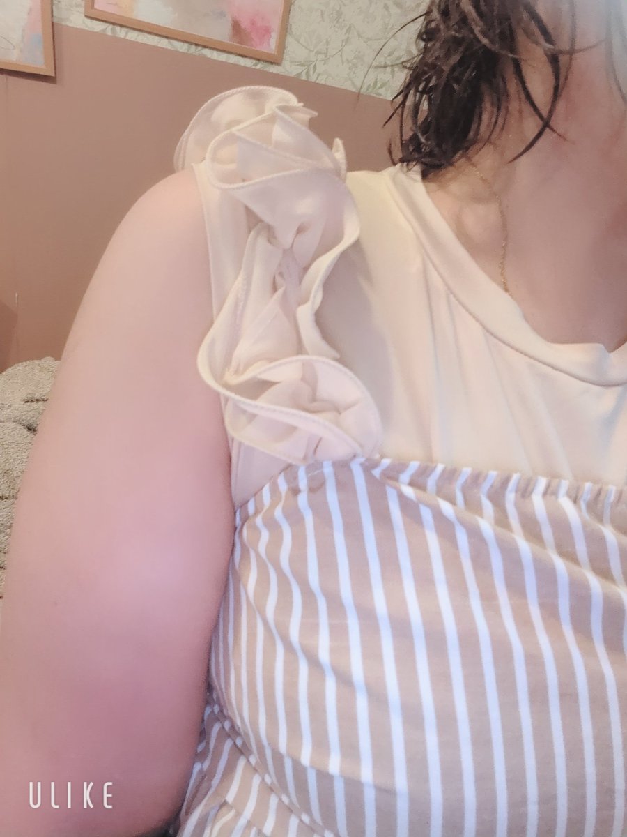 nya_ko299's tweet photo. デブだけど、前足出して出かけます😊

車移動だからいいよね笑
シマシマの服だけで着る勇気はないので、ノースリーブの上から着てます❤

 #ぽっちゃり女子
 #ぽっちゃり好き男子
 #年下男子 https://t.co/rSg5nZ4m0b