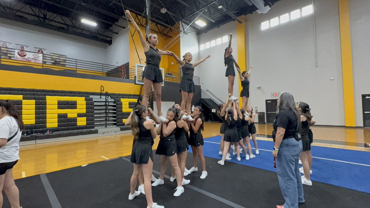 Hanks Cheer tweet media
