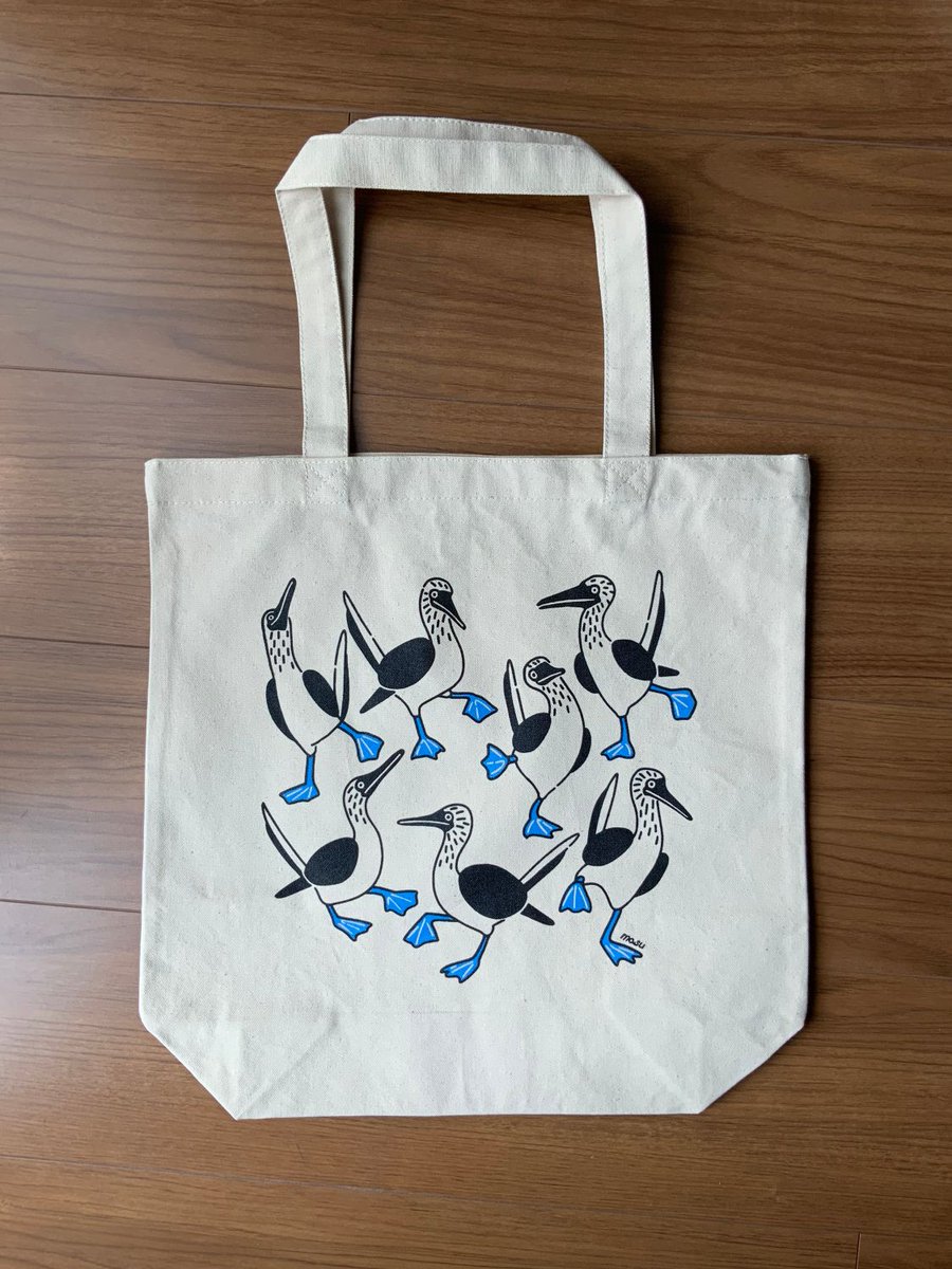 masu_masu8's tweet photo. 片足をあげて求愛するアオアシカツオドリのトートバッグです。明日からの博物ふぇすにもっていきます〜！ます屋は当日、【F70】です✍️
 #博物ふぇす https://t.co/SmhP3TureK