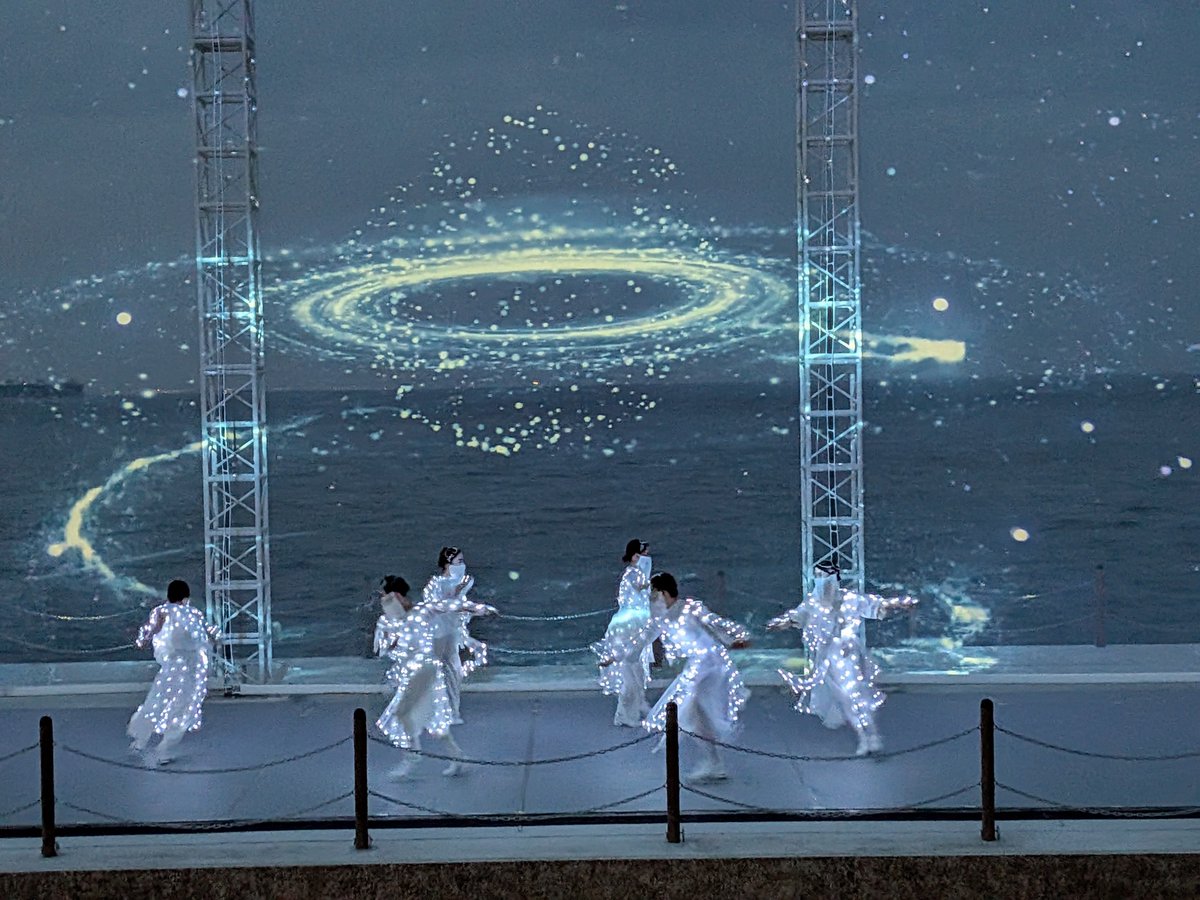 kuroneko3nya's tweet photo. #PASONA HARBOR STAGE
の #杮落とし
観に #淡路島 行ってきた
19:00開場19:30開演
だけど30分以上早めに開場してくれた🙏
屋外で自由席なので早く行って1番前♪
入口で座布団と波乗亭のミュージカル🈹団扇を貰って良席確保
海風で涼しく波音でリラ~🙌
日が暮れるのを待つ時間も良いもんだ👍️✨️⛴️✈️ https://t.co/cHeXRxScZX