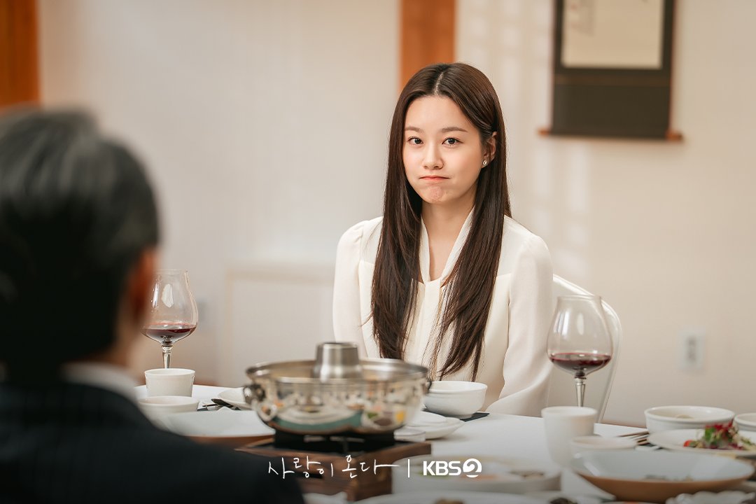 KBS_drama's tweet photo. [#사랑이온다] [📸]

배우들의 열정으로 가득한🔥
촬영 현장 비하인드 공개💖

🍽️ 깨진 가족의 파편을 모아 세상에서 가장 따뜻한 인생 한 상을 차려내는 두 남녀의 패밀리 레시피 드라마

KBS 2TV 새 주말드라마 [사랑이 온다]
7월 25일 (토) 저녁 8시 첫 방송

#KBS #KBS2 #KBSDRAMA #KDRAMA #사랑이온다 #LoveontheMenu #하석진 #안희연 #박유나 #배정남