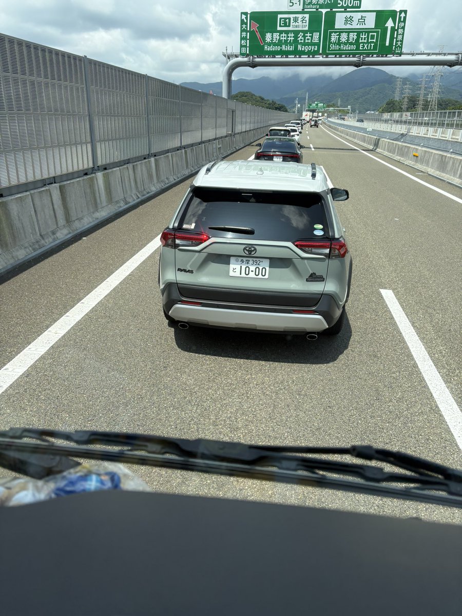 shinobimaru's tweet photo. このカスが！お前を入れてやるために車間開けてんじゃねーぞ。安全に止まれるように車間とってんだよ。お前みたいな奴が外環のトレーラー事故の原因になるんだよ。免許返納しろ https://t.co/wKgcSIfxyH