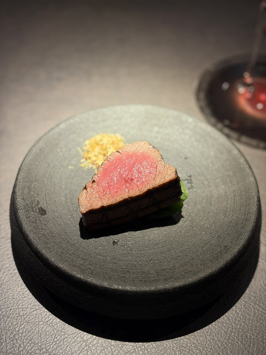 hamasho_43's tweet photo. 旨みが凝縮されたイタリアンと中華の融合的な料理店。
中華の定番料理を、シェフの郷土とイタリアンを掛け合わせて作る素敵な品々を味わうことができる。

1日たった7席という限られた空間で
味わうことができるのに、
コースの金額がリーズナブル過ぎる。

特に、濃厚な旨みが詰まったフカヒレは一度は食べてほしい。