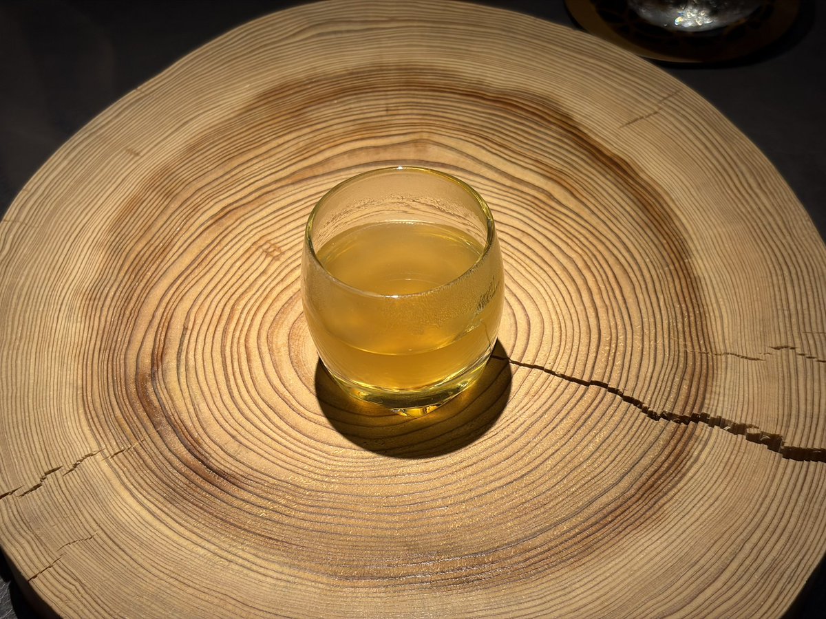 hamasho_43's tweet photo. 旨みが凝縮されたイタリアンと中華の融合的な料理店。
中華の定番料理を、シェフの郷土とイタリアンを掛け合わせて作る素敵な品々を味わうことができる。

1日たった7席という限られた空間で
味わうことができるのに、
コースの金額がリーズナブル過ぎる。

特に、濃厚な旨みが詰まったフカヒレは一度は食べてほしい。