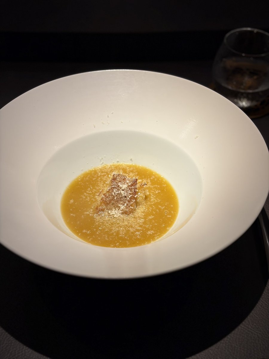 hamasho_43's tweet photo. 旨みが凝縮されたイタリアンと中華の融合的な料理店。
中華の定番料理を、シェフの郷土とイタリアンを掛け合わせて作る素敵な品々を味わうことができる。

1日たった7席という限られた空間で
味わうことができるのに、
コースの金額がリーズナブル過ぎる。

特に、濃厚な旨みが詰まったフカヒレは一度は食べてほしい。