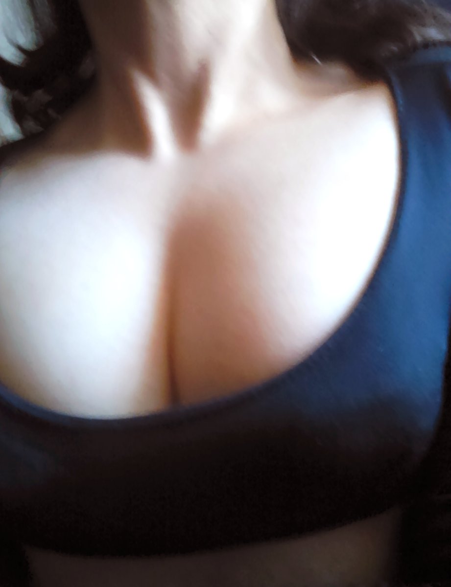 ginertistic's tweet photo. I feel embarassed to buy women clothes, and I have to improvise : ))) #crossdressing #travesti #breasts #cleavage https://t.co/2OctHQGi1M