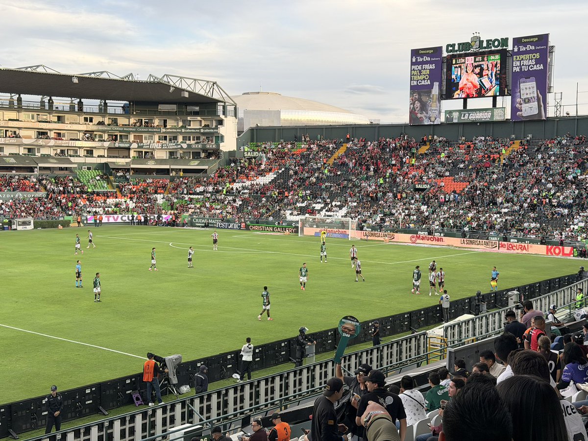 LouisRSOlenick's tweet photo. Con el fervor futbolístico al full, vuelve nuestra querida @LigaBBVAMX y @clubleonfc. Ante dudas sobre el futuro inmediato del club, que sea un torneo de alegrías.👊🏻
🦁💚🤍⚽️
#FieroViajero #LEOvsATS #AP26 #J1 @clubleon_en @TheLionsDenPod @daleleon_mx @Terr_Esmeralda @PacoVela14 https://t.co/Z0lkRfGIvU