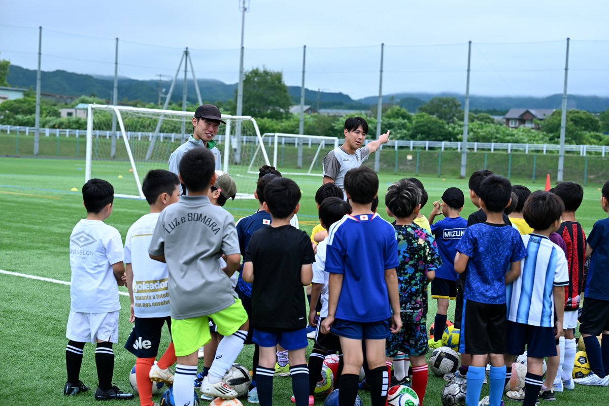 TokyoVerdySTAFF's tweet photo. #北斗市サッカー教室 ✨

トレーニングキャンプを行っている北斗市の子供たちと一緒にサッカー⚽️

冒頭には城福監督よりサッカー選手の子供たちへエールを送りました💚

#verdy #東京ヴェルディ #東京V https://t.co/UfYQoWesgw