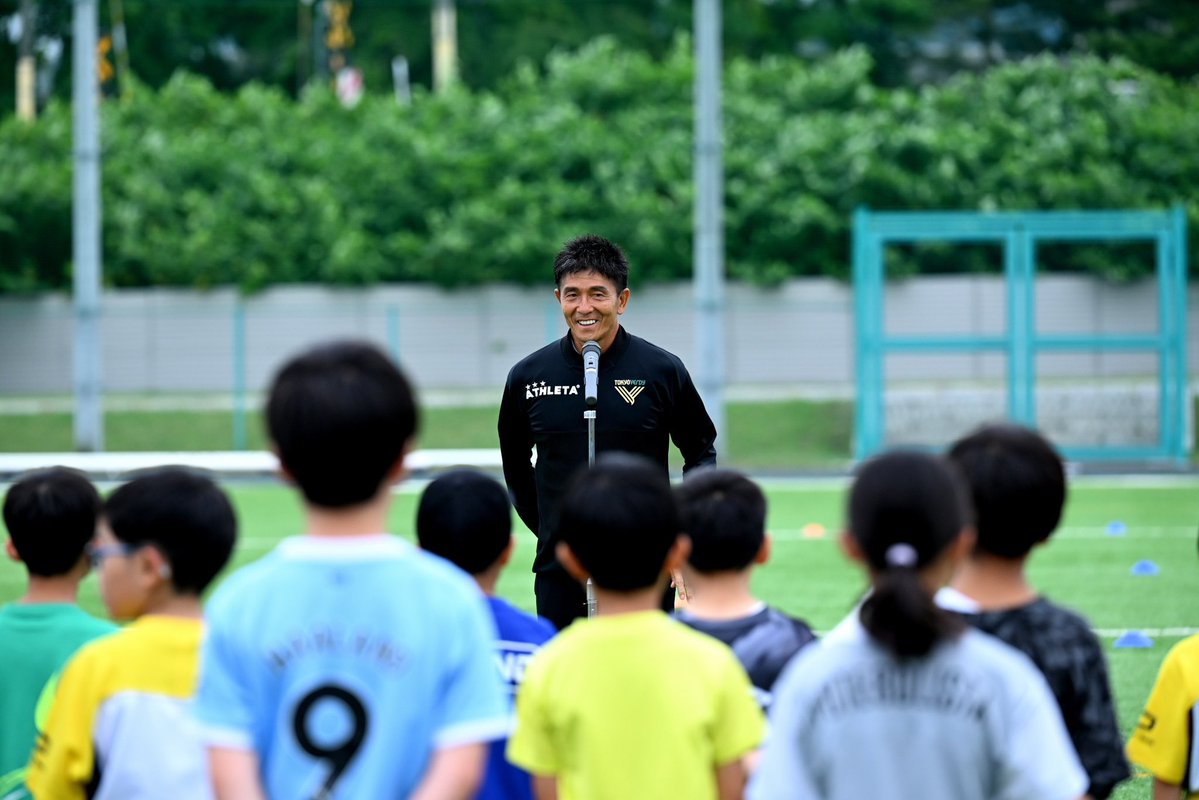 TokyoVerdySTAFF's tweet photo. #北斗市サッカー教室 ✨

トレーニングキャンプを行っている北斗市の子供たちと一緒にサッカー⚽️

冒頭には城福監督よりサッカー選手の子供たちへエールを送りました💚

#verdy #東京ヴェルディ #東京V https://t.co/UfYQoWesgw