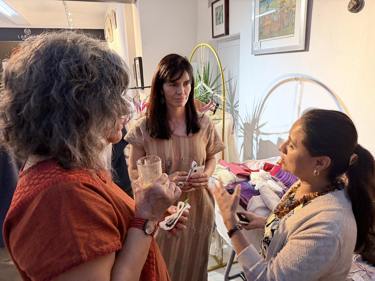 lupitathomas's tweet photo. Grata tarde en Larimar con mis queridas @IttzelToscano Nidia Mata y Dulce María Méndez entre hilos y sueños del @FondoGpeMusalem 💜 https://t.co/MSkUiUnTIw