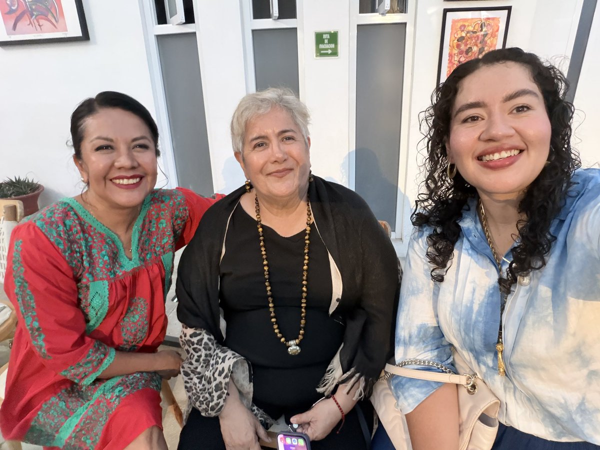 lupitathomas's tweet photo. Grata tarde en Larimar con mis queridas @IttzelToscano Nidia Mata y Dulce María Méndez entre hilos y sueños del @FondoGpeMusalem 💜 https://t.co/MSkUiUnTIw
