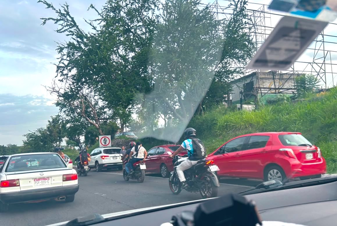 Multimagen_Info's tweet photo. #Reportan “carambola” de varios autos bajando del puente sin fin #Cuernavaca, dirección sur por la pista mucho tráfico, en esa zona precaución https://t.co/wSO2MgXj2e