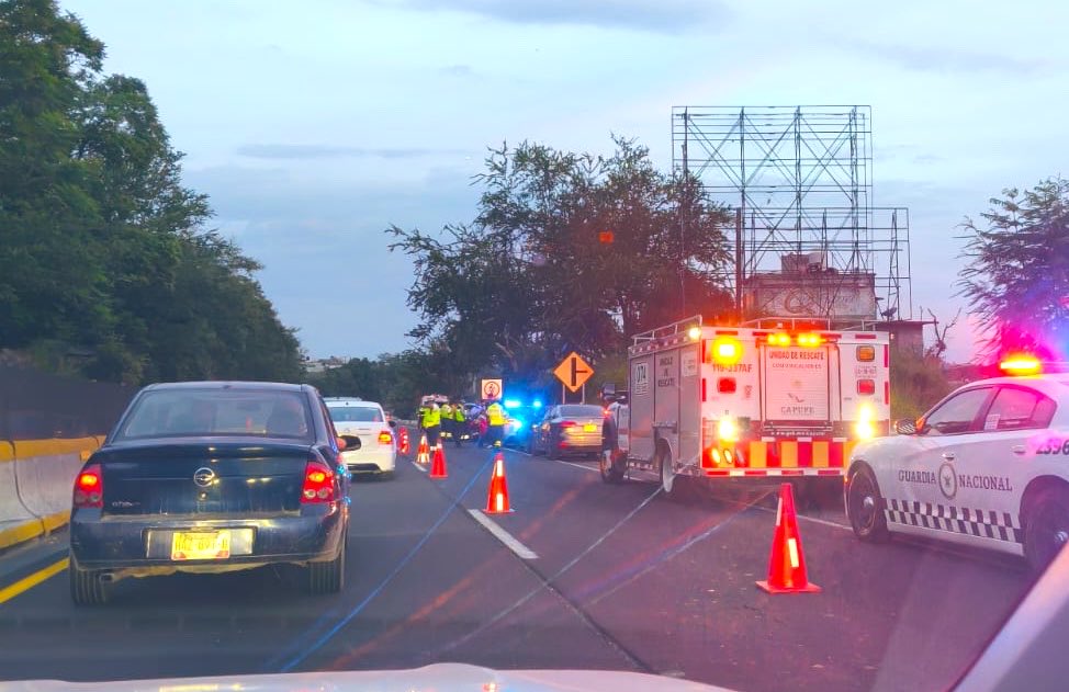 Multimagen_Info's tweet photo. #Reportan “carambola” de varios autos bajando del puente sin fin #Cuernavaca, dirección sur por la pista mucho tráfico, en esa zona precaución https://t.co/wSO2MgXj2e