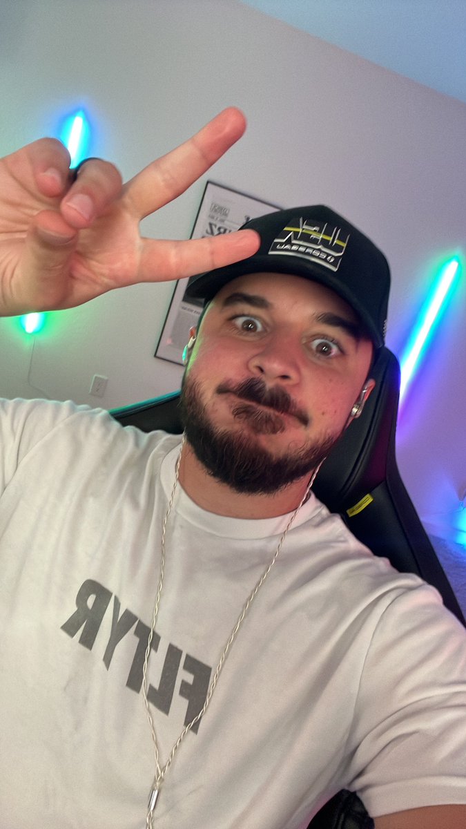 MarkClarkk tweet media