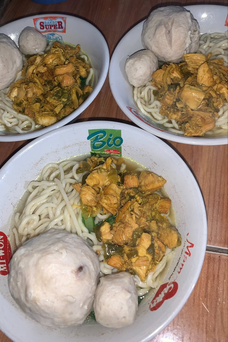 n_ho0man's tweet photo. pesen miayam 3, bapak penjualnya bingung soalnya kita cuma berdua HAHAHA pas dateng dikasih dua dulu karena takutnya prank kali ya. mff pak pacarku belum makan dari pagi😭😭 https://t.co/P1TH2o6Mc8