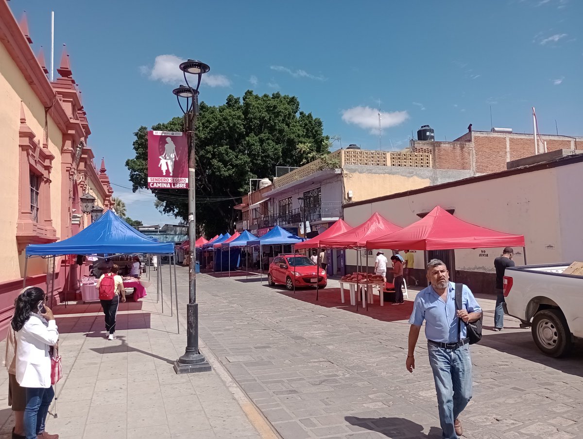 PotterJames83's tweet photo. @esprimeramx @MunicipioOaxaca Porque no revisan Jardín San Francisco, es un desastre.
Autos en doble fila, banquetas totalmente ocupadas.
Personas caminando en el carril de circulación de autos. https://t.co/QRn0jxubac