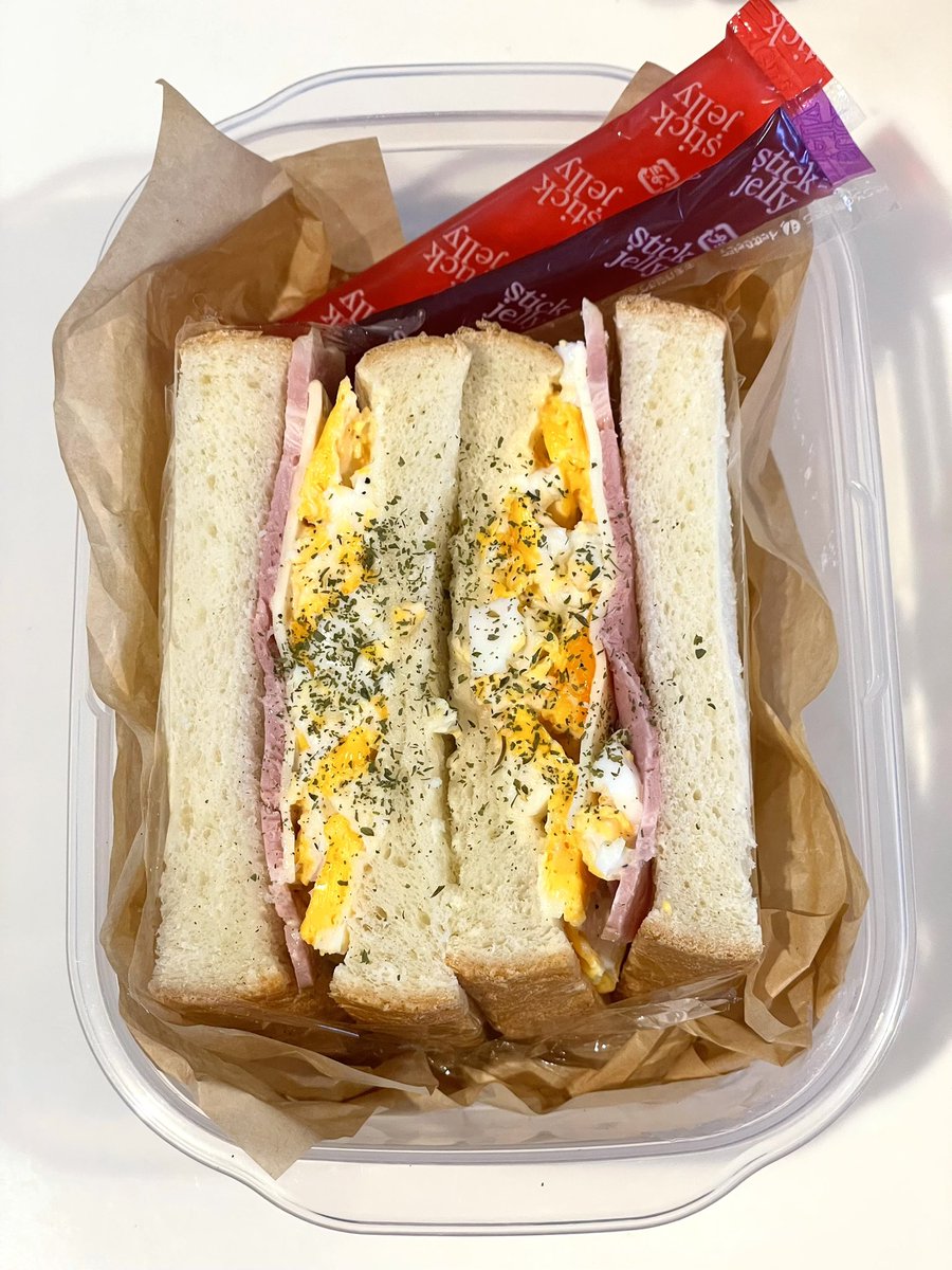 _fujimido_'s tweet photo. いつかこんな日が来る事を
きっときっときっと
わかっていたはずなのに…

おそれていた｢給食終了｣の文字、
ついに昨日から始まりました🍱

終わりは｢はじまり｣
この夏、お母さんたちの宿題が
始まりました✊🏻‼️

#藤田のおかん道 https://t.co/4nzUoOzKQp