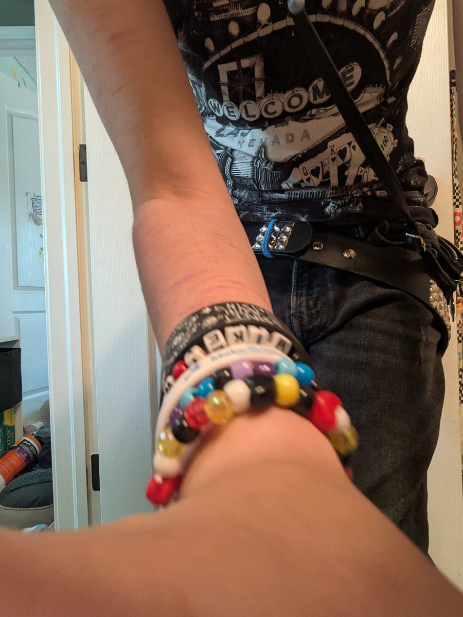 AC1D_CORPZ3's tweet photo. wait my arm is kinda thin here.... https://t.co/iJEqchTMOr