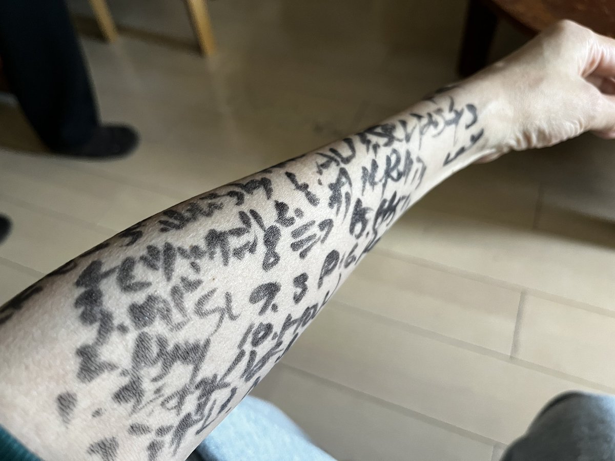 Katey_Hurricane's tweet photo. これは初日にセトリを書いた腕
ぶっ飛んだハリーソロ満載のセトリ
物議を醸すなあって予感と
それでこそハリーよ！！って高揚感
痺れたよね🫨
かっこよかった！

Alrightの選曲に強い意志を感じた
カレンダーガール
ハリーがこんな可愛い歌を！って目眩がしてキュウちゃんが歌い始めたら撃ち抜かれた https://t.co/Vpy5ODwYi4