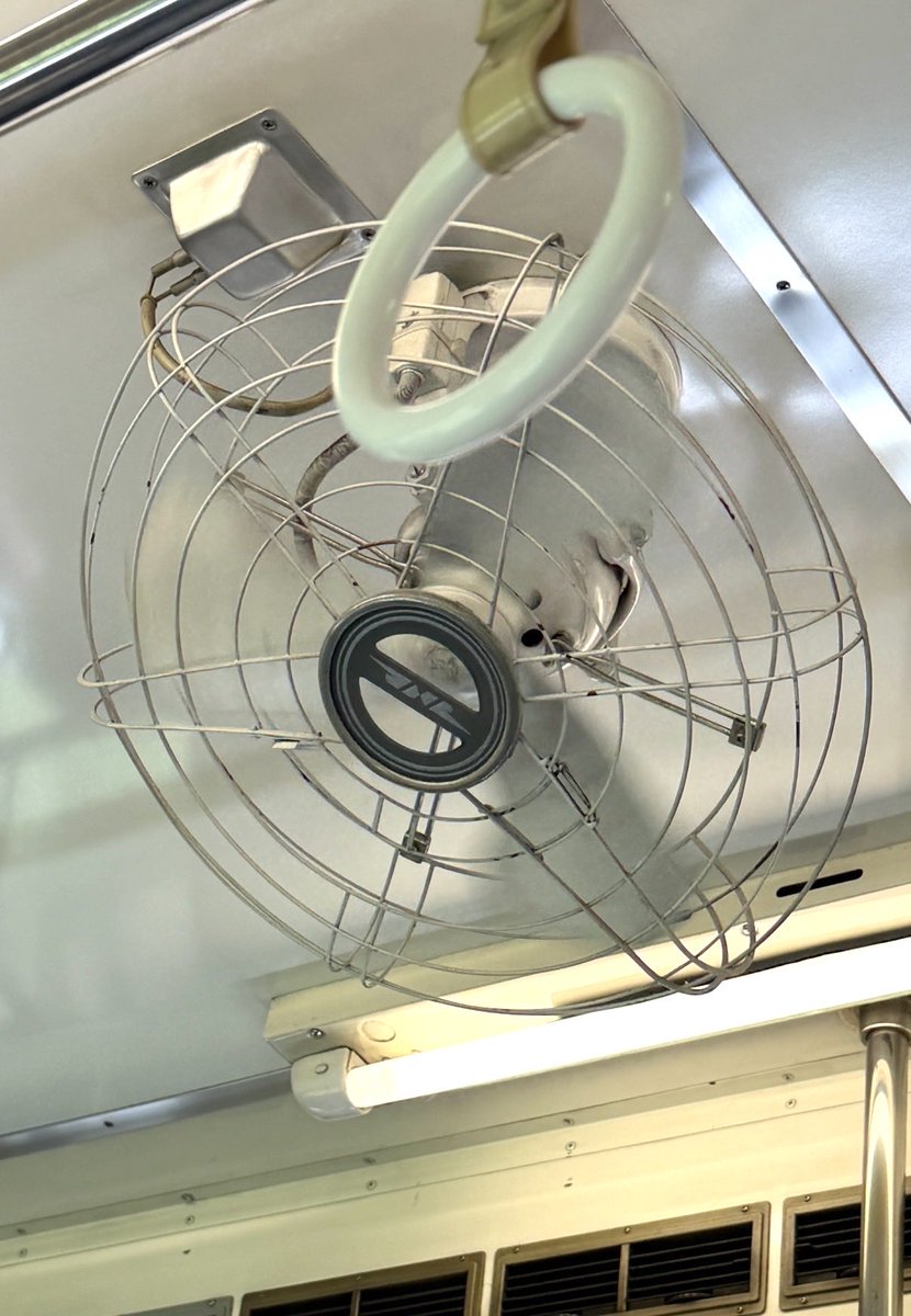 JR津山線内では扇風機がガンガン回っています。 そして扇風機中央部に