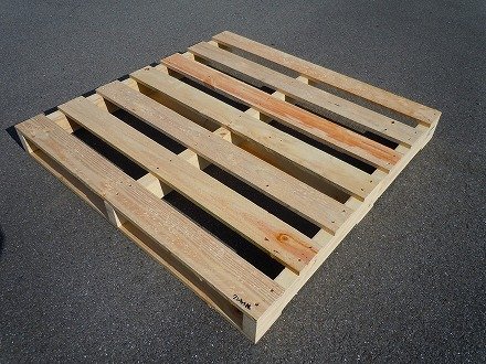 koheinet608's tweet photo. 日本のパレット↓(写真)文化は、
荷主ごとに規格・回収ルールが、バラバラで、納品先が受け入れを拒むことも多い。

本来は荷主→納品先まで同じパレットに載せたまま運ぶのが理想だが、日本では途中の会社ごとに管理が途切れている場合が多い。

誰が費用/責任を持つか、誰が管理するかの合意ができていない。結局ドライバーが、手作業で積み下ろす「バラ積み」が横行している。

良い点を言えば、多様な納品形態に柔軟対応できる。店舗側のスペースの問題など。問題点は、荷役時間の増大、腰痛や事故リスクの上昇→離職理由にも通じる。また、非効率過ぎる。

今だに、規格統一とパレット共有プールの整備がされていない、日本ロジスティクス/物流のガラパゴス化の象徴。

になっている事は、ほとんど知られていない。