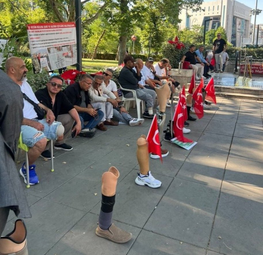 ZAYKUTBALTACI1's tweet photo. Şehit ve Gaziler arasında ayrım olmaz olmamalı. Hepsi bu vatan için hayatlarını ortaya koymuşlardır. Sizler de destek verin Gazilerimizin sesini duyuralım 

#gazileriminyanındayım 
#GazilerinHakkınıVerin https://t.co/LcLgr6svQX