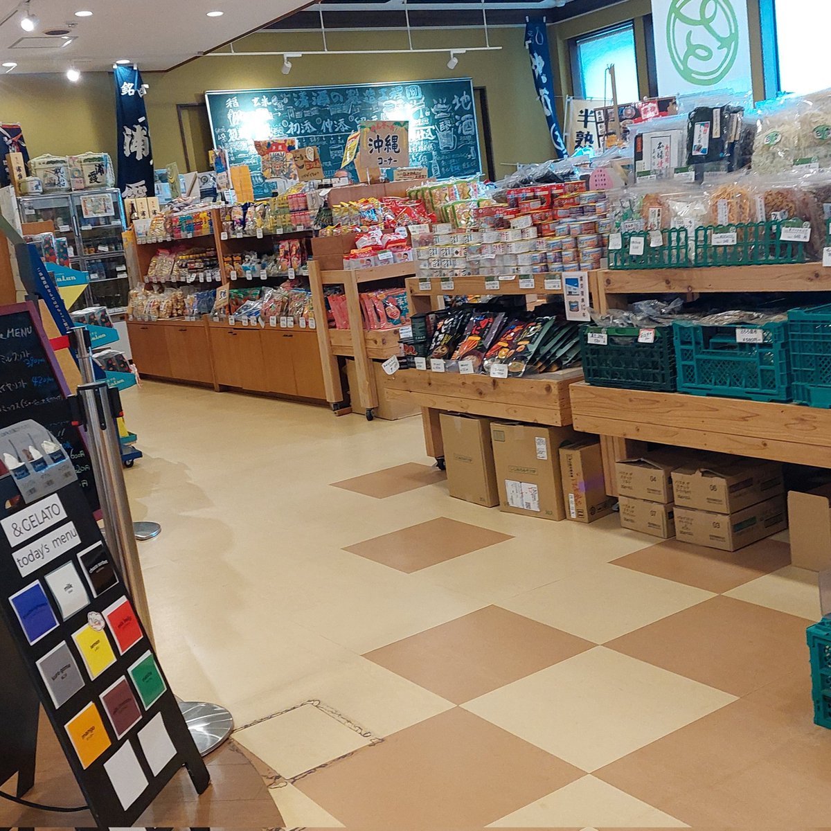 Wakuya11's tweet photo. 昨日はジモティーで見つけたスポットクーラーを待ち合わせの 道の駅おおさとまで引き取りに、店の中は色んなおやつが豊富に売ってました。ソフトクリーム美味しかったよ😊 https://t.co/gmNIiOgDyf