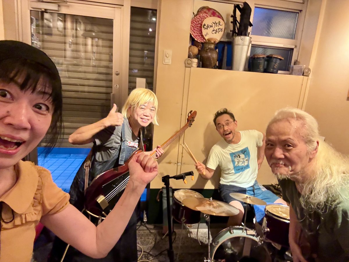 SC_comy's tweet photo. 7/18(土) 今日からのスナップ写真展、オープニングを飾るのはこちらのライブ。お席は完売しております。ご予約の皆さまお待ちしております。コーヨーコミーも一部参加させていただきます。よろしくお願いいたします。

出演：飯浜ゆきこ with イタル
open18:30 start19:00
チャージ2000円+D
＊完売 https://t.co/M93O9r4zyl