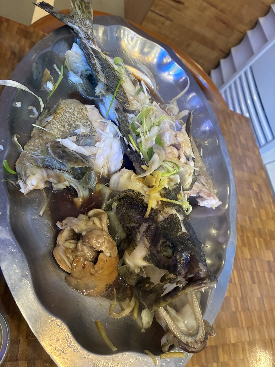 neet_psycho's tweet photo. 昨日はアオザイエロマッサージを受けた後にチキンのベトナムの魚料理を食べました😋
どちらも激うまでしたね…。 https://t.co/6B0S6FYazg