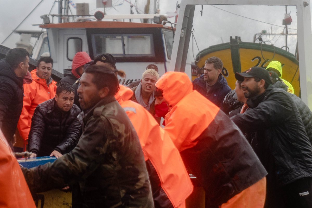 danimanouchehri's tweet photo. Llueve en Guanaqueros y el mar se metió a la caleta como pocas veces. Ahí estaban los pescadores, empapados, sacando los botes uno por uno entre ola y ola. Nadie reclamó ni esperó instrucciones. Se organizaron y actuaron. En cada uno de esos botes hay años de trabajo y el sustento de una familia.

Nos sumamos a ese esfuerzo junto a la Armada, los equipos municipales y los servicios de emergencia desplegados. Así debe ser. Cuando el temporal golpea, el Estado tiene que estar al lado de la gente. No después ni de lejos. Ahí, con los zapatos mojados.

La gente de nuestras caletas es de otra madera. Un orgullo ser de esta tierra. Las marejadas y lluvias continúan. Cuídense mucho #temporal #guanaqueros #coquimbo #manouchehri #sistemafrontal
