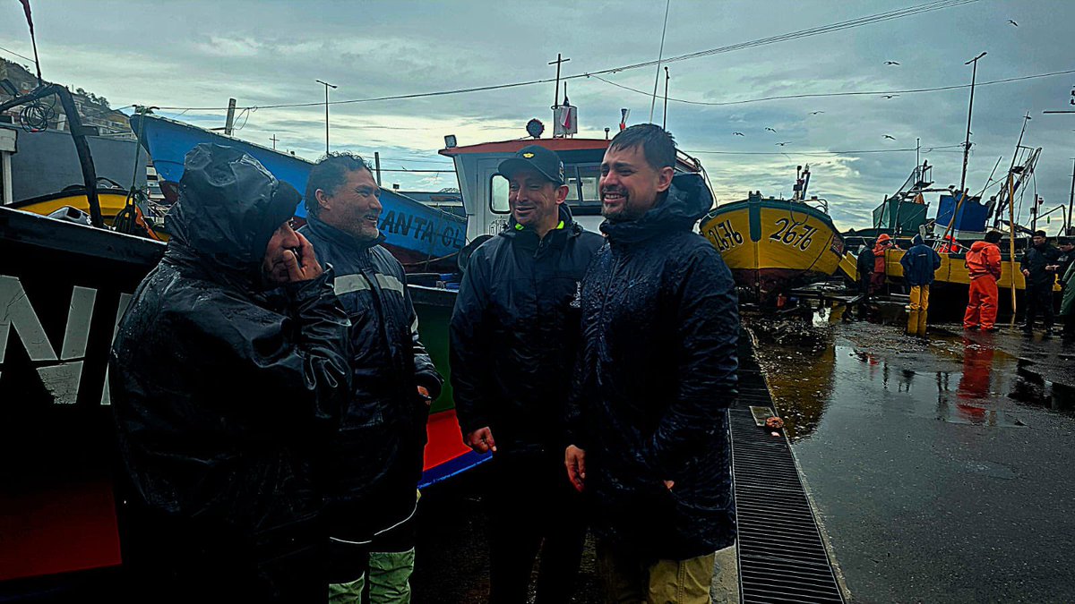 danimanouchehri's tweet photo. Llueve en Guanaqueros y el mar se metió a la caleta como pocas veces. Ahí estaban los pescadores, empapados, sacando los botes uno por uno entre ola y ola. Nadie reclamó ni esperó instrucciones. Se organizaron y actuaron. En cada uno de esos botes hay años de trabajo y el sustento de una familia.

Nos sumamos a ese esfuerzo junto a la Armada, los equipos municipales y los servicios de emergencia desplegados. Así debe ser. Cuando el temporal golpea, el Estado tiene que estar al lado de la gente. No después ni de lejos. Ahí, con los zapatos mojados.

La gente de nuestras caletas es de otra madera. Un orgullo ser de esta tierra. Las marejadas y lluvias continúan. Cuídense mucho #temporal #guanaqueros #coquimbo #manouchehri #sistemafrontal