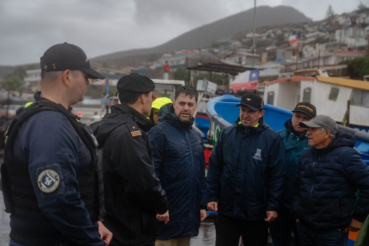 danimanouchehri's tweet photo. Llueve en Guanaqueros y el mar se metió a la caleta como pocas veces. Ahí estaban los pescadores, empapados, sacando los botes uno por uno entre ola y ola. Nadie reclamó ni esperó instrucciones. Se organizaron y actuaron. En cada uno de esos botes hay años de trabajo y el sustento de una familia.

Nos sumamos a ese esfuerzo junto a la Armada, los equipos municipales y los servicios de emergencia desplegados. Así debe ser. Cuando el temporal golpea, el Estado tiene que estar al lado de la gente. No después ni de lejos. Ahí, con los zapatos mojados.

La gente de nuestras caletas es de otra madera. Un orgullo ser de esta tierra. Las marejadas y lluvias continúan. Cuídense mucho #temporal #guanaqueros #coquimbo #manouchehri #sistemafrontal