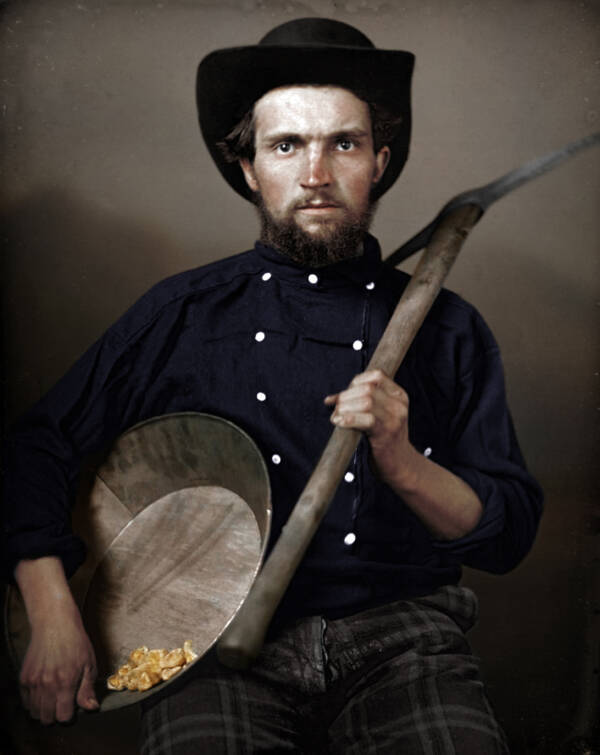 EchoesofWarYT's tweet photo. A portrait of an unidentified gold miner in California taken around 1851, during the Gold Rush that began in 1848 and forever changed the landscape of California and the western United States. https://t.co/BAQtSNf6Rd