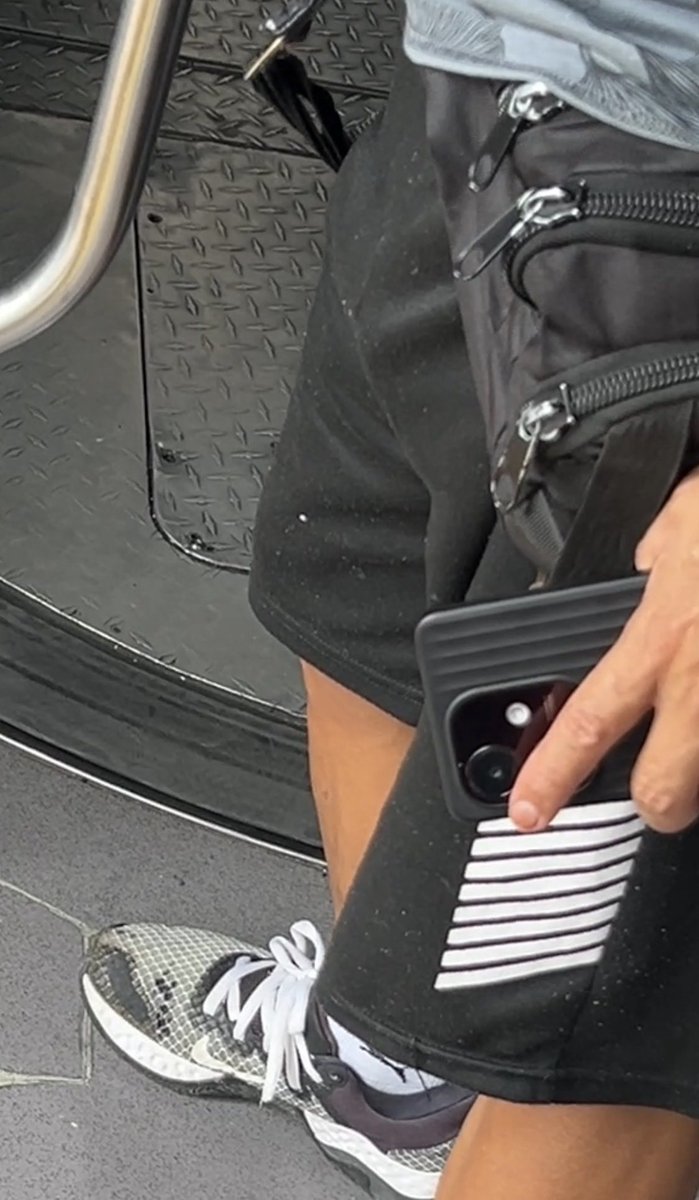 Edher09596716's tweet photo. Que rico se le marcaba la verga a este señor en el metrobús 🥵🥵🥵 https://t.co/3cMLvTzerf