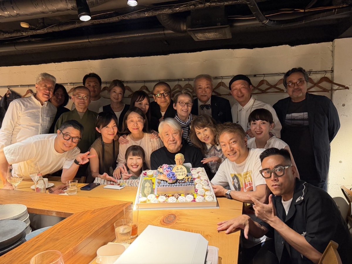 takashi_mtmt's tweet photo. 77回目の誕生日は喜寿。長生きしたものです。喜寿の字は、草書体だと七を３つ重ねた「㐂」という字になります。
京都の誕生日のパーティーは、セブンつながりで、早めに7月7日に御池の「FUDO」でやりました。シェフの入江さん、お店は定休日だったのに開けてくれて20名の友人が集まった。話題は辻井さんの創作巨大ケーキ。食べるのが惜しい美しさ。

7/10  神戸はいつもの木馬で見慣れた友人たち15人。和気藹々といい雰囲気。
去年から参加して、ぼくの歌詞の曲を歌ってくれる平松愛理さん。今年は瑠璃色の地球を歌ってくれた。素晴らしい声

もうひとつ、長瀬さんの懇親会は名高い「祇園さゝ木」何の懇親会と聞いたら、やだな松本さんの生誕祭ですよと。嬉しいサプライズだった。

SNSで祝ってくれたみなさま、ありがとうございます。それぞれの心の岸辺に赤いスイートピーが咲きますように