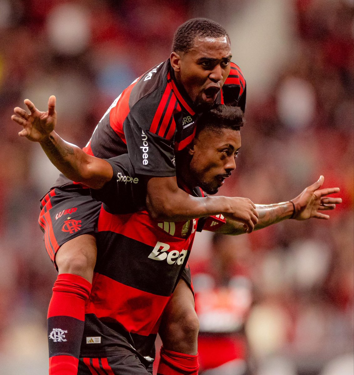 martinFLA81's tweet photo. BH tratou os amistosos como se fossem Brasileiro/Libertadores. Fez golaços, competiu, brigou, cobrou, provocou a torcida do River, reclamou com a arbitragem etc, até pênalti infantil acabou cometendo contra o Benfica, por excesso de vontade ao voltar pra marcar.

Como capitão e referência, segue liderando pelo exemplo. Qualquer garoto pensa, se essa lenda do Flamengo, aos 35 anos, tá dando pique na defesa quem sou “eu” pra não fazer o mesmo?

Temos até dezembro de 2027, vamos aproveitar cada segundo com o ídolo e tudo aquilo que ele representa.