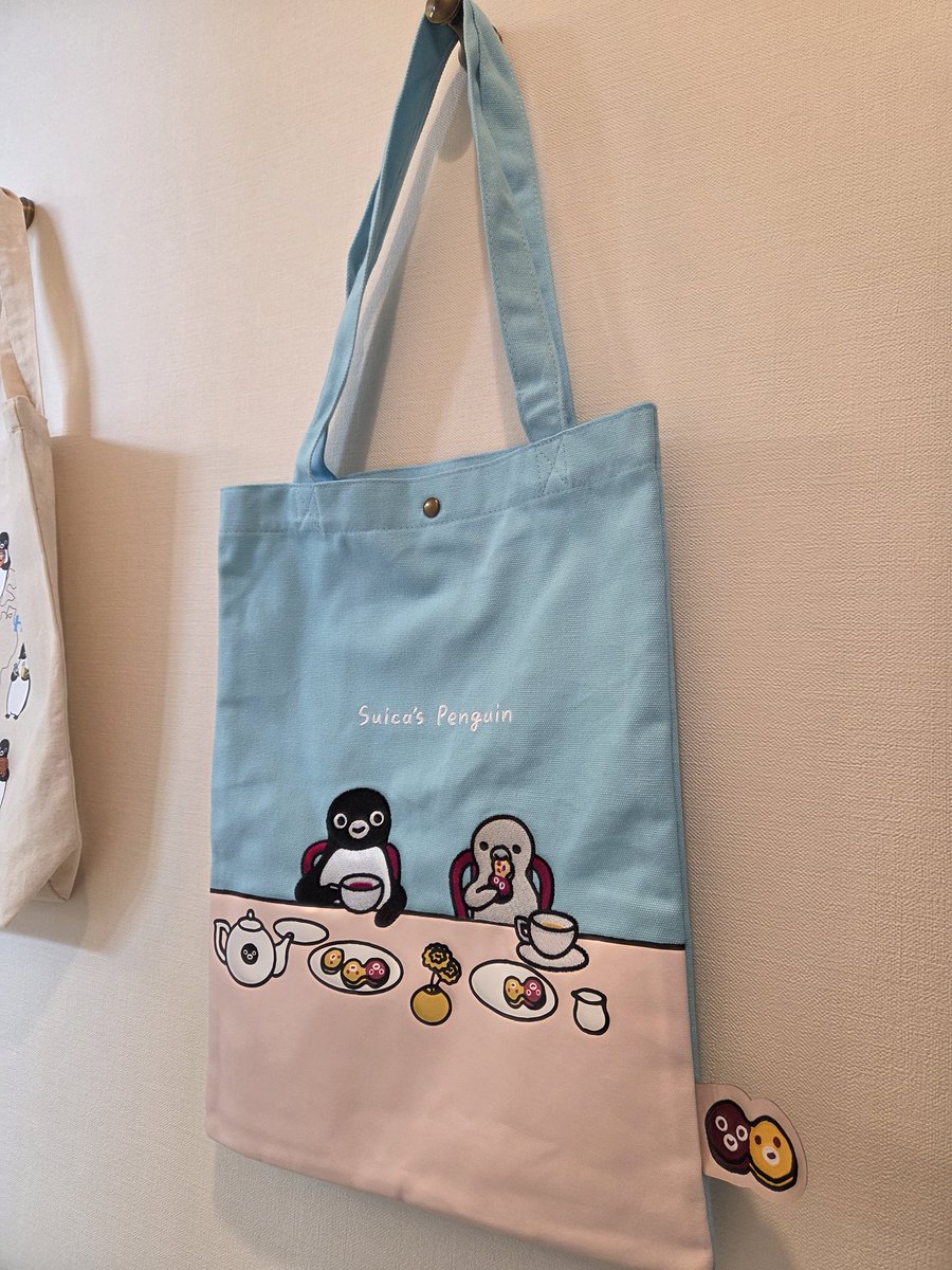 hagkichi's tweet photo. JREポイント交換の刺繍バッグ。
お茶してるペンギン兄弟の雰囲気大好きなのでホクホク。
商品タグもかわいいので捨てられないやつぅ……！！ https://t.co/YgXWtKm0fz