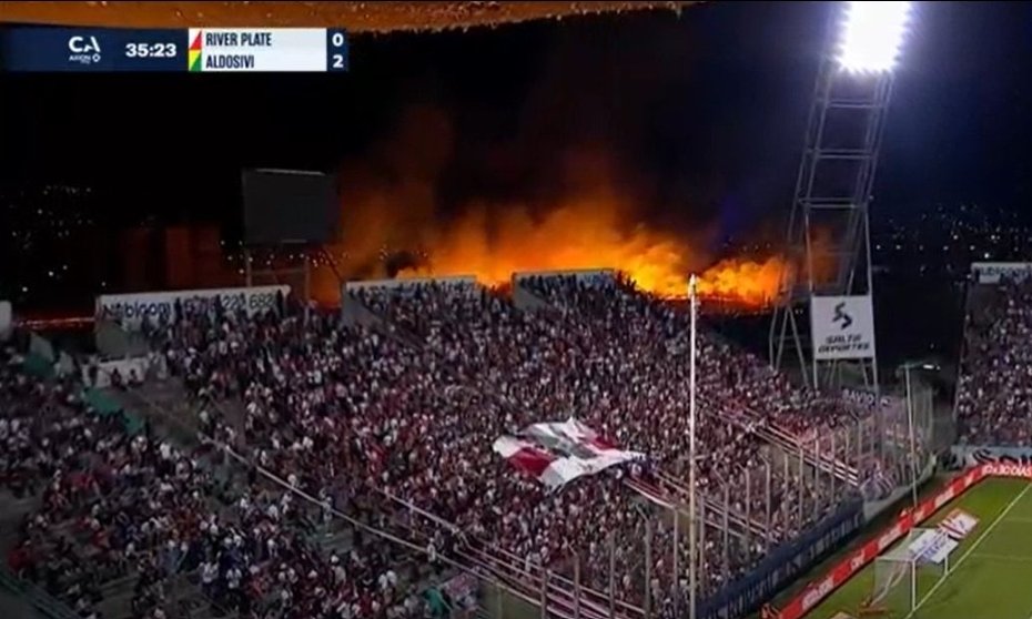 frabigol's tweet photo. Estados Unidos: Se suspende el partido porque hay tormentas a 35 minutos del estadio.

La Copa Argentina con un incendio a dos casas y media de la cancha: https://t.co/T3WcrvLwSq