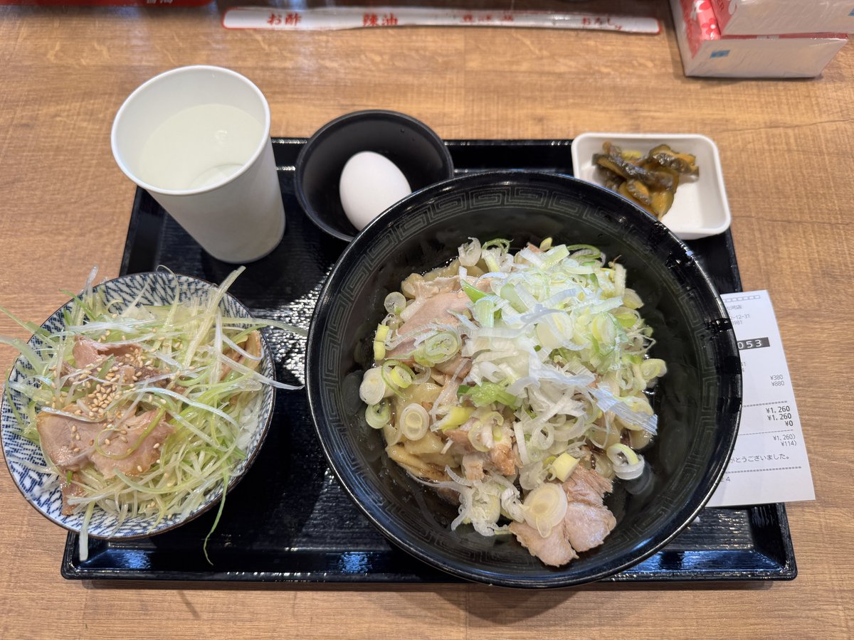 momojiro_305's tweet photo. 麺屋 つばき亭 古河旭町125店@茨城県古河市
油そば＋やみつきネギ塩チャー丼を！
無料の生卵や、卓上アイテムで色々と味変を楽しむ。
ごちそうさまでした。 https://t.co/Y4WG5IjQrI